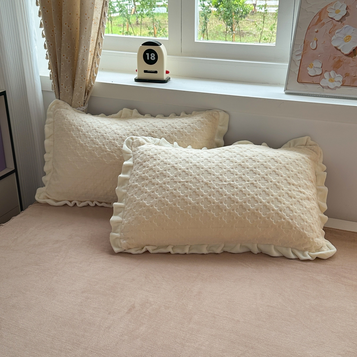 91家纺网 家纺一手货源 找家纺 KA家纺 2025秋冬新款床裙款雕花牛奶绒四件套-繁花系列 繁花奶白