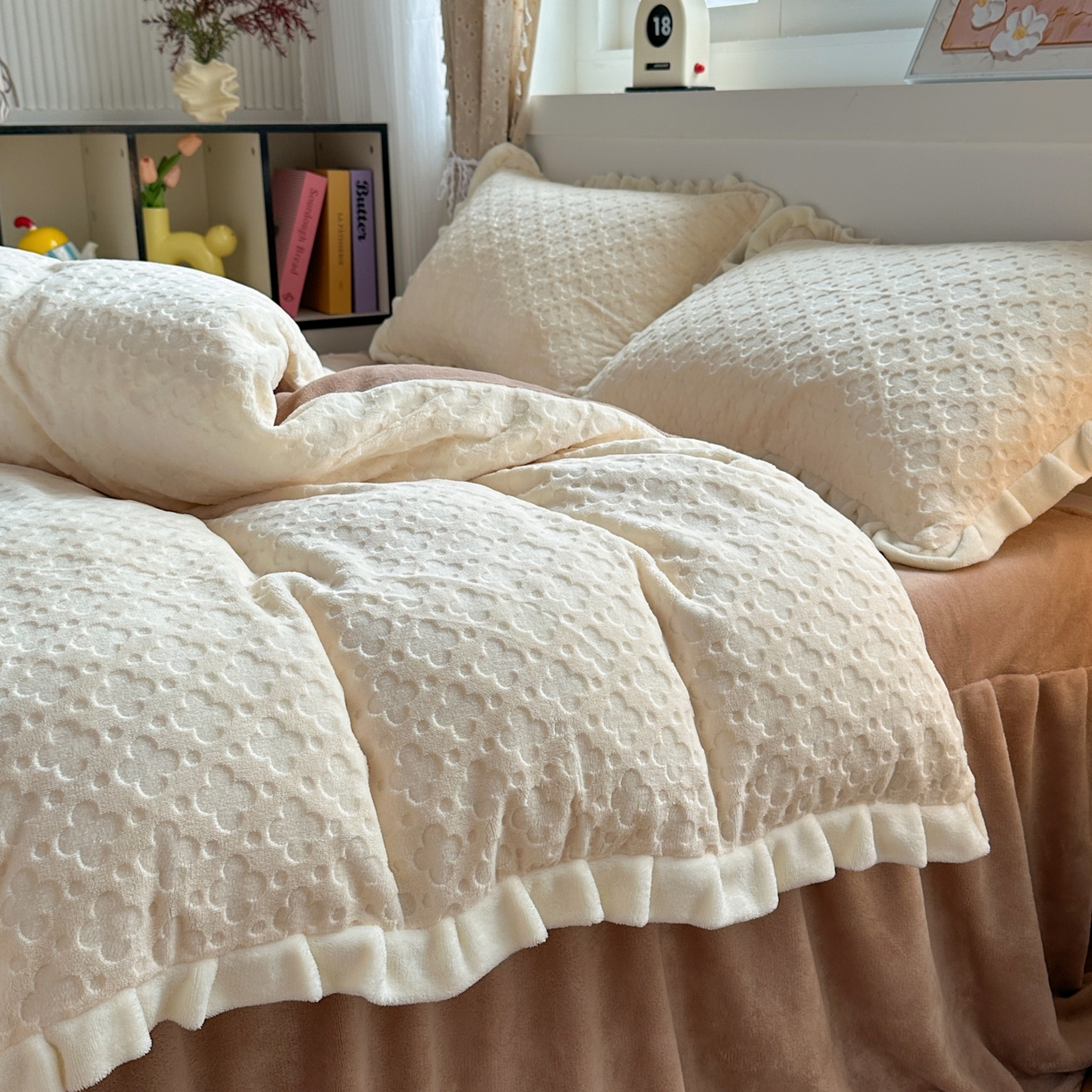 91家纺网 家纺一手货源 找家纺 KA家纺 2025秋冬新款床裙款雕花牛奶绒四件套-繁花系列 繁花奶白