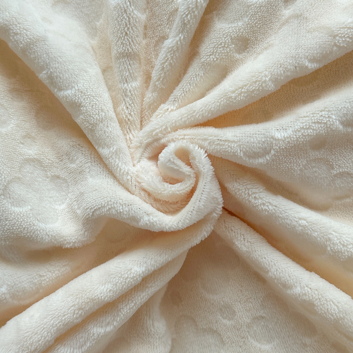 91家纺网 家纺一手货源 找家纺 KA家纺 2025秋冬新款床裙款雕花牛奶绒四件套-繁花系列 繁花奶白