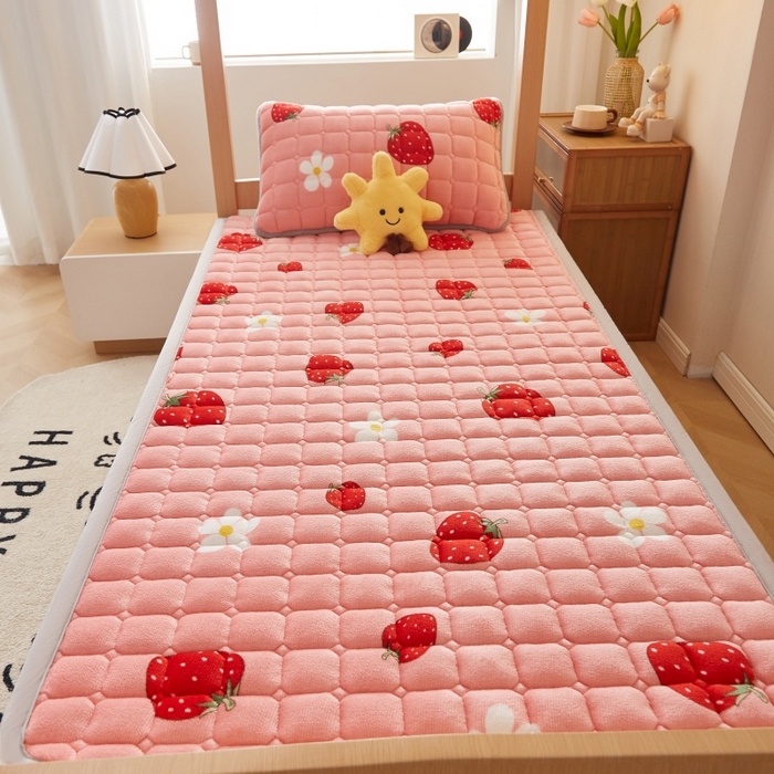 91家纺网 家纺一手货源 找家纺 奇丝雅 2025新款A类牛奶绒床褥床垫家用学生宿舍上下铺寝室软垫床护垫夹棉褥子-学生床单件 草莓物语