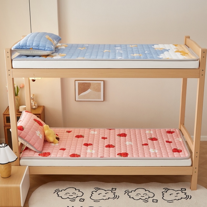 91家纺网 家纺一手货源 找家纺 奇丝雅 2025新款A类牛奶绒床褥床垫家用学生宿舍上下铺寝室软垫床护垫夹棉褥子-学生床单件 草莓物语