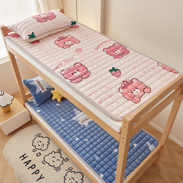 91家纺网 家纺一手货源 找家纺 奇丝雅 2025新款A类牛奶绒床褥床垫家用学生宿舍上下铺寝室软垫床护垫夹棉褥子-学生床单件 草莓熊