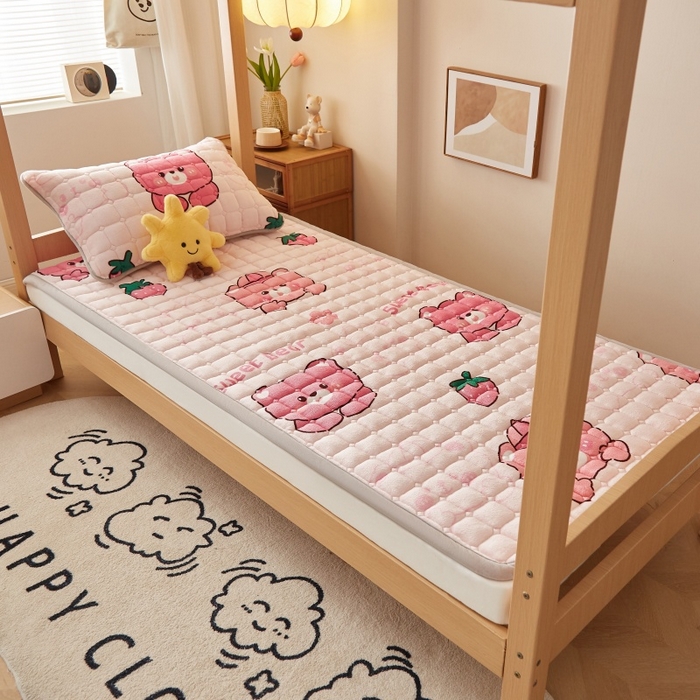 91家纺网 家纺一手货源 找家纺 奇丝雅 2025新款A类牛奶绒床褥床垫家用学生宿舍上下铺寝室软垫床护垫夹棉褥子-学生床单件 草莓熊