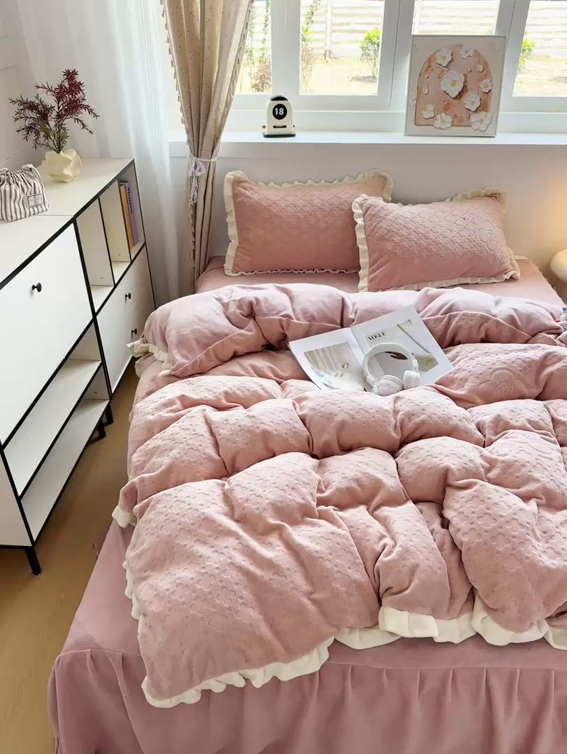 91家纺网 家纺一手货源 找家纺 KA家纺 2025秋冬新款床裙款雕花牛奶绒四件套-繁花系列 繁花粉