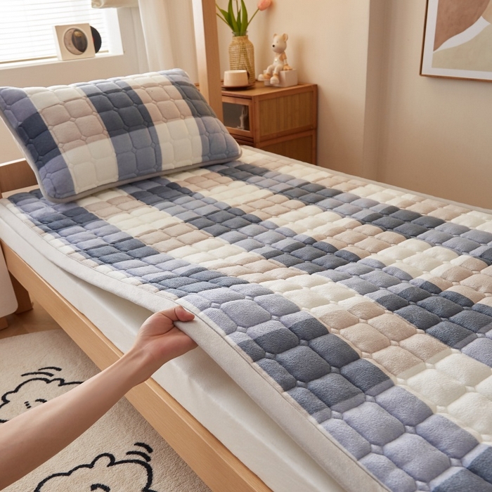 91家纺网 家纺一手货源 找家纺 奇丝雅 2025新款A类牛奶绒床褥床垫家用学生宿舍上下铺寝室软垫床护垫夹棉褥子-学生床单件 大蓝格