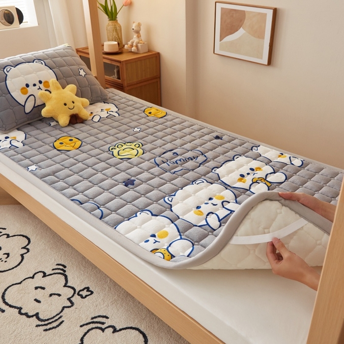 91家纺网 家纺一手货源 找家纺 奇丝雅 2025新款A类牛奶绒床褥床垫家用学生宿舍上下铺寝室软垫床护垫夹棉褥子-学生床单件 欢乐熊