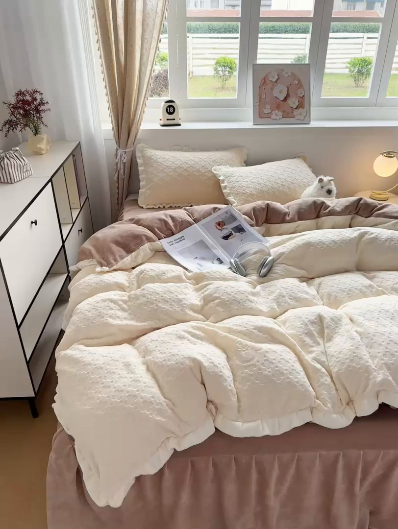 91家纺网 家纺一手货源 找家纺 KA家纺 2025秋冬新款床裙款雕花牛奶绒四件套-繁花系列 繁花奶白