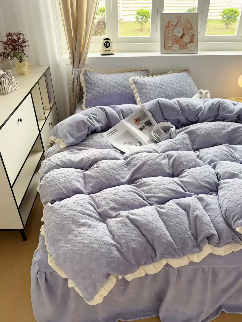 91家纺网 家纺一手货源 找家纺 KA家纺 2025秋冬新款床裙款雕花牛奶绒四件套-繁花系列 繁花紫