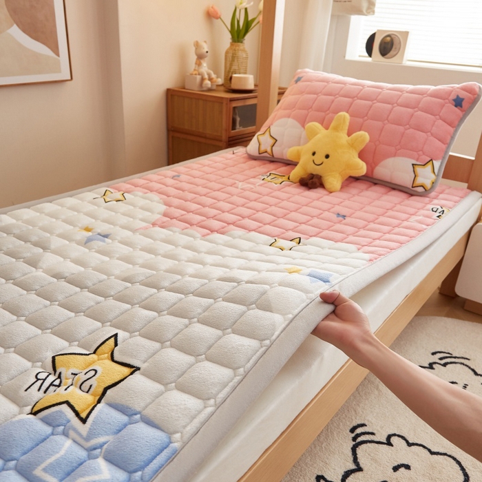 91家纺网 家纺一手货源 找家纺 奇丝雅 2025新款A类牛奶绒床褥床垫家用学生宿舍上下铺寝室软垫床护垫夹棉褥子-学生床单件 水纹星