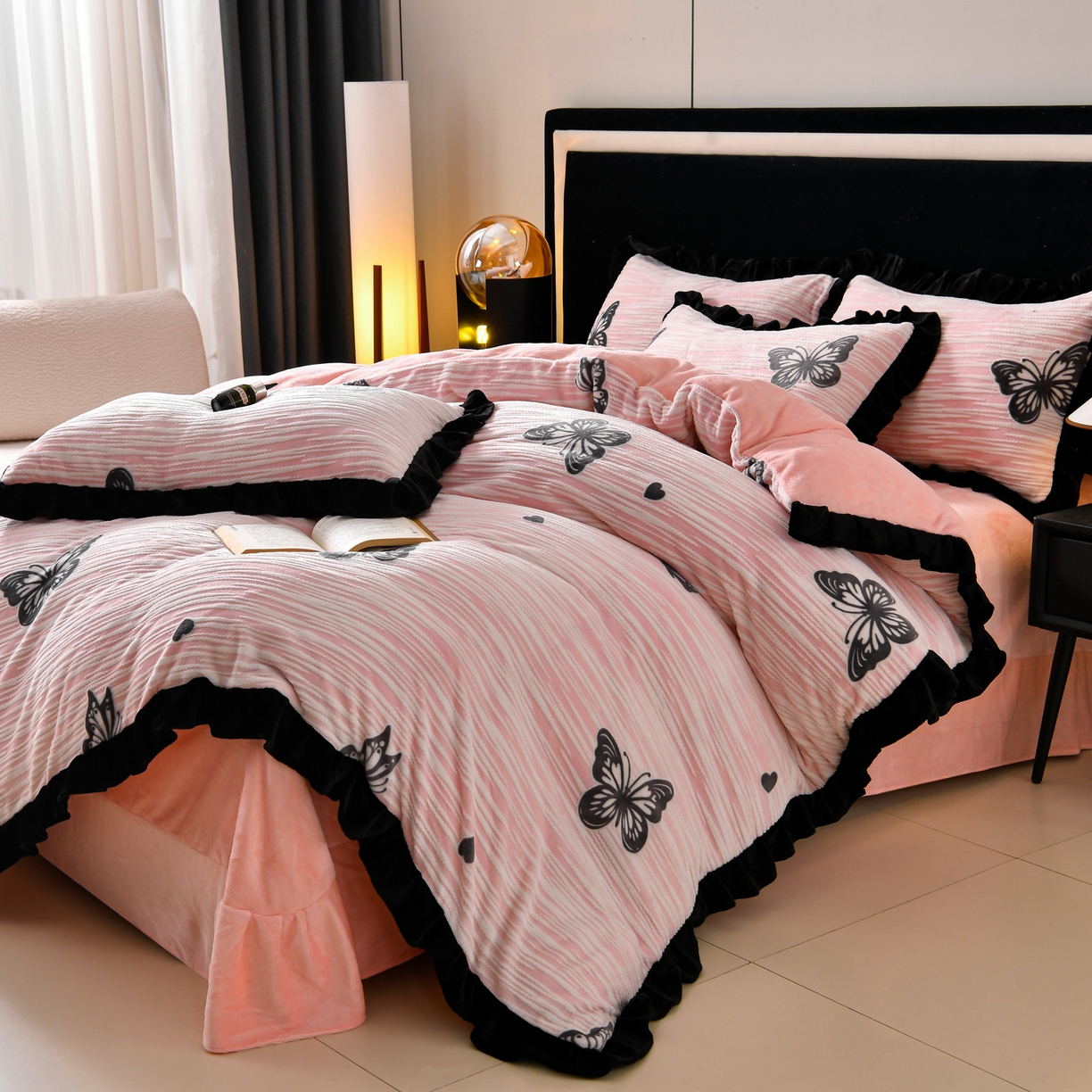 91家纺网 家纺一手货源 找家纺 梦之星 2025新款雕花绒赫本风牛奶绒花边四件套  加厚8.5斤 花边蝴蝶-粉