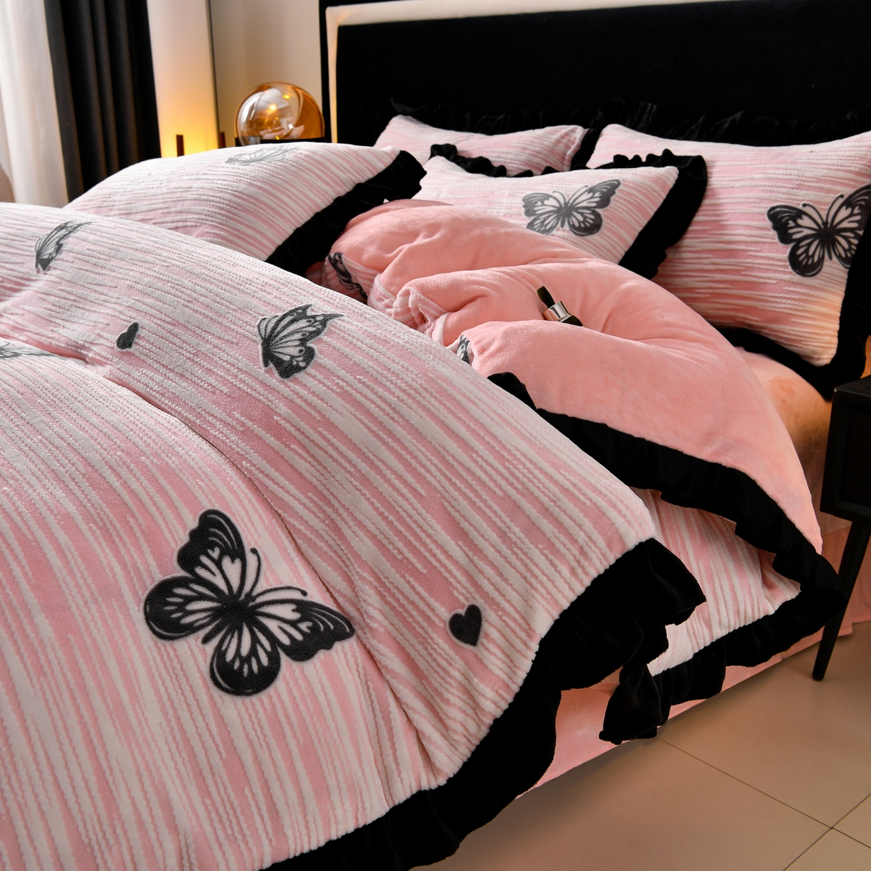 91家纺网 家纺一手货源 找家纺 梦之星 2025新款雕花绒赫本风牛奶绒花边四件套  加厚8.5斤 花边蝴蝶-粉