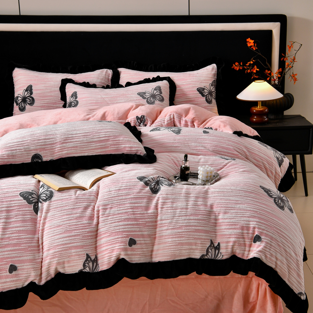 91家纺网 家纺一手货源 找家纺 梦之星 2025新款雕花绒赫本风牛奶绒花边四件套  加厚8.5斤 花边蝴蝶-粉