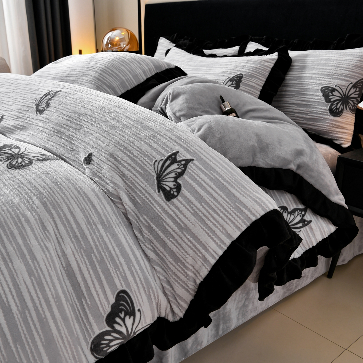 91家纺网 家纺一手货源 找家纺 梦之星 2025新款雕花绒赫本风牛奶绒花边四件套  加厚8.5斤 花边蝴蝶-灰