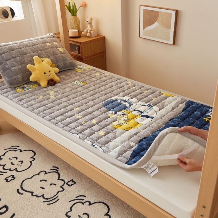 91家纺网 家纺一手货源 找家纺 奇丝雅 2025新款A类牛奶绒床褥床垫家用学生宿舍上下铺寝室软垫床护垫夹棉褥子-学生床单件 宇航员