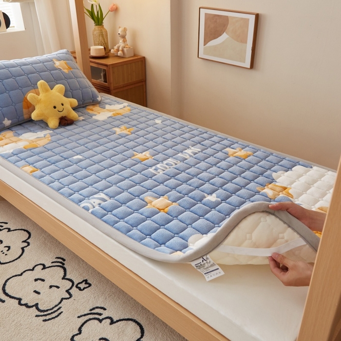 91家纺网 家纺一手货源 找家纺 奇丝雅 2025新款A类牛奶绒床褥床垫家用学生宿舍上下铺寝室软垫床护垫夹棉褥子-学生床单件 筑梦星空