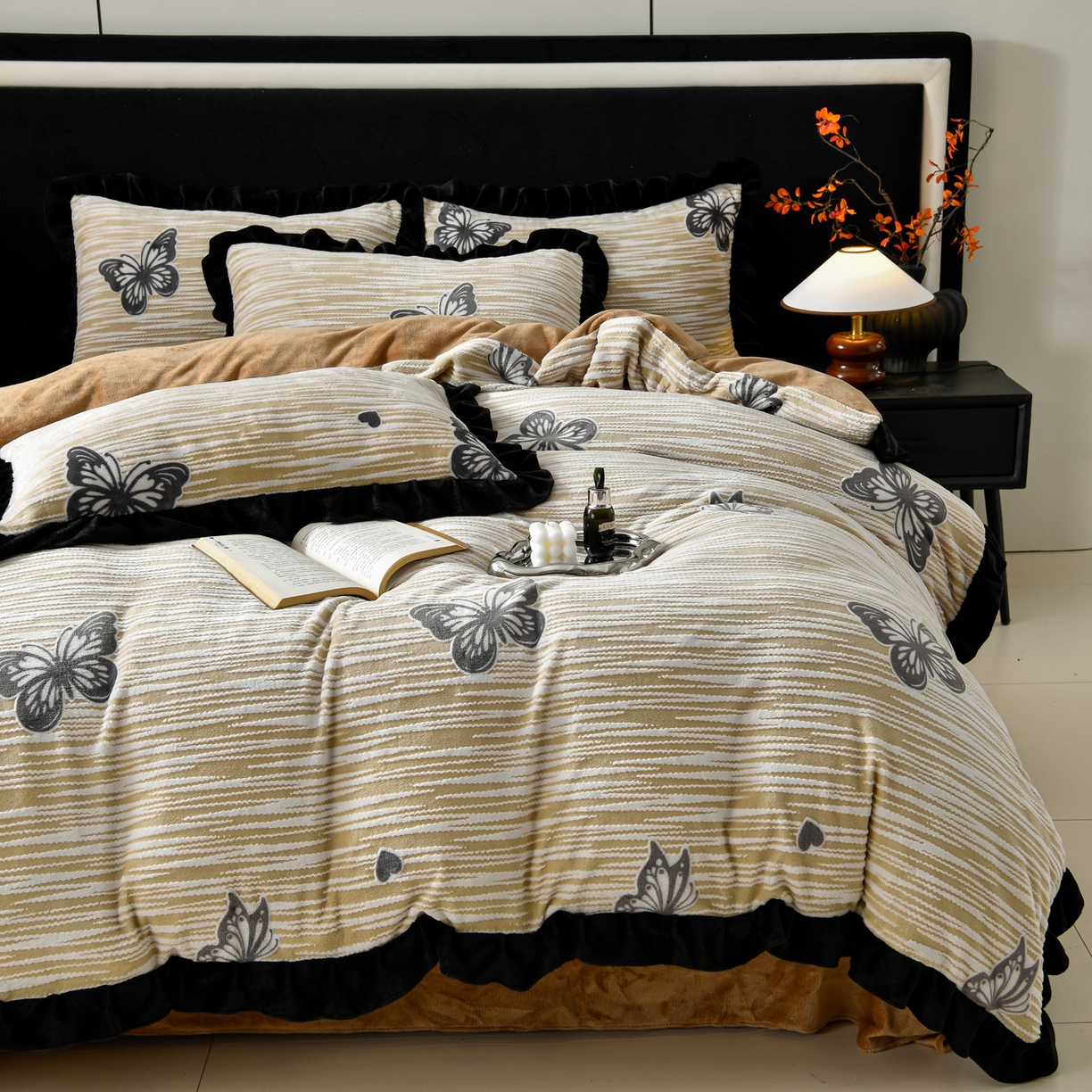 91家纺网 家纺一手货源 找家纺 梦之星 2025新款雕花绒赫本风牛奶绒花边四件套  加厚8.5斤 花边蝴蝶-棕