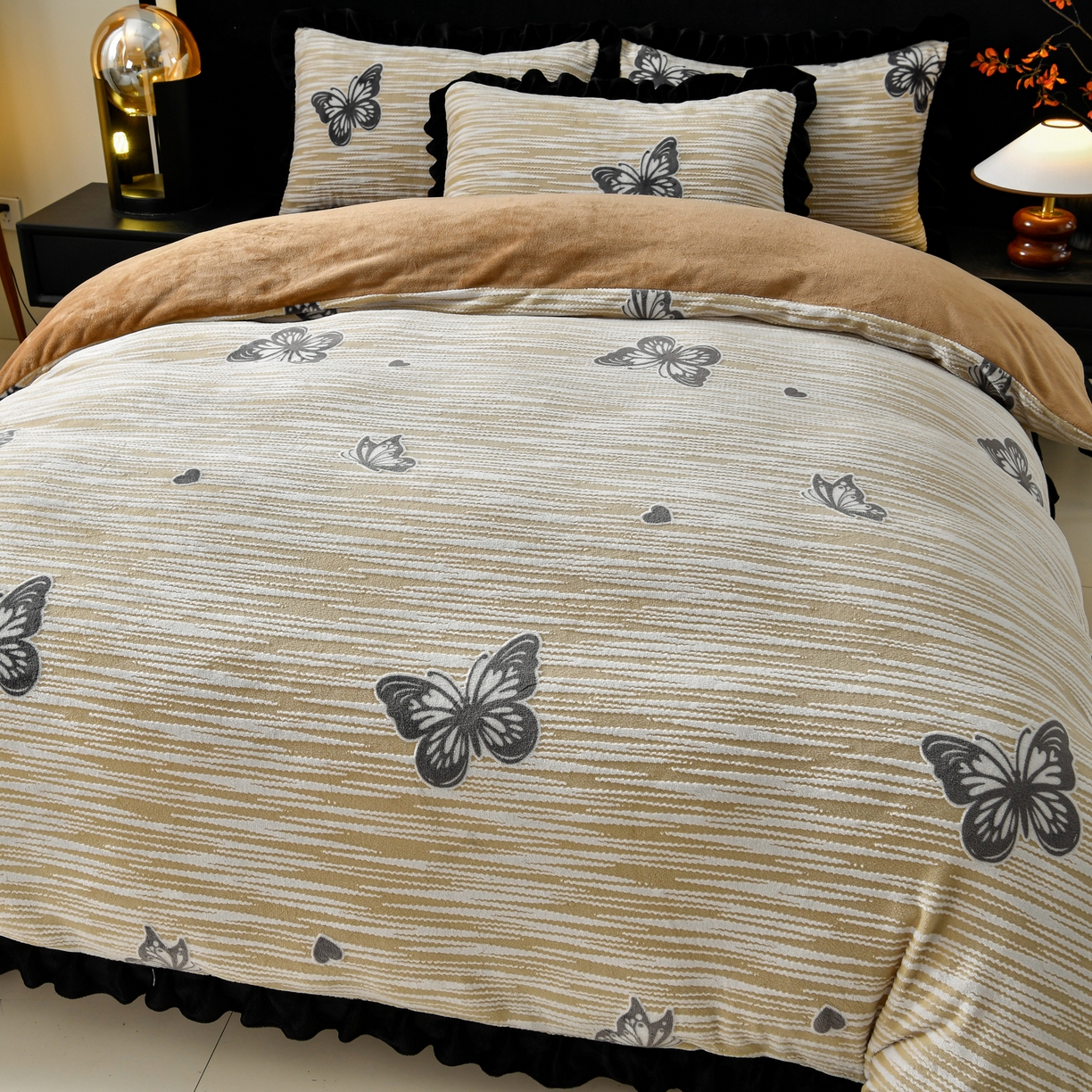 91家纺网 家纺一手货源 找家纺 梦之星 2025新款雕花绒赫本风牛奶绒花边四件套  加厚8.5斤 花边蝴蝶-棕