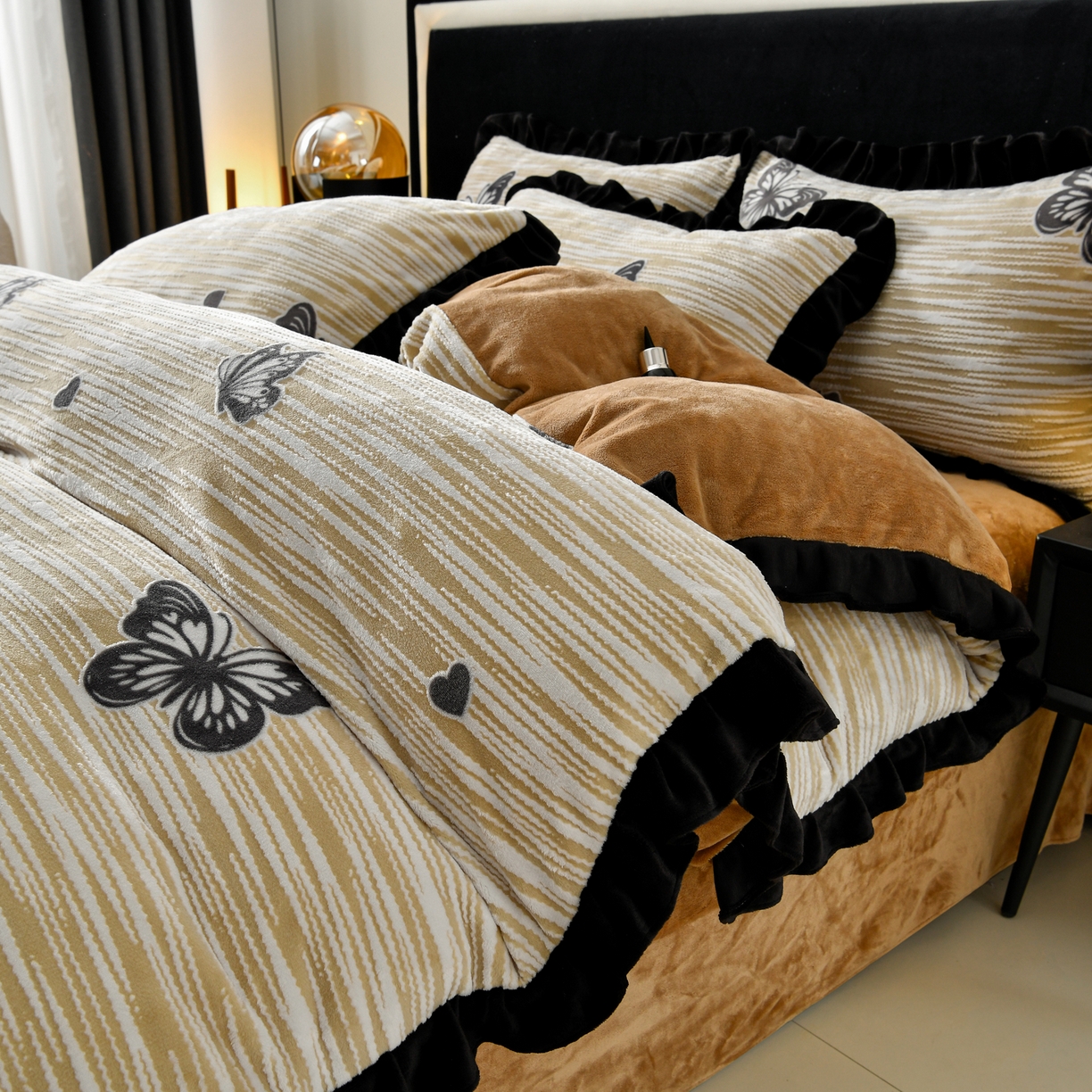 91家纺网 家纺一手货源 找家纺 梦之星 2025新款雕花绒赫本风牛奶绒花边四件套  加厚8.5斤 花边蝴蝶-棕