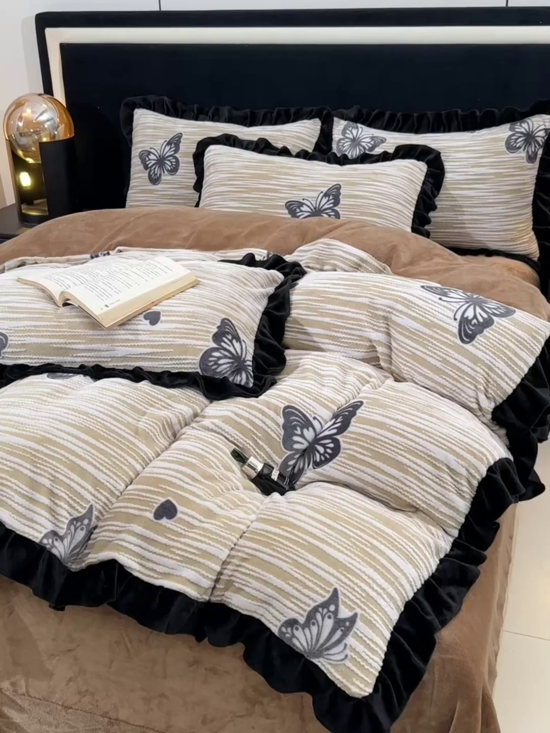 91家纺网 家纺一手货源 找家纺 梦之星 2025新款雕花绒赫本风牛奶绒花边四件套  加厚8.5斤 花边蝴蝶-棕