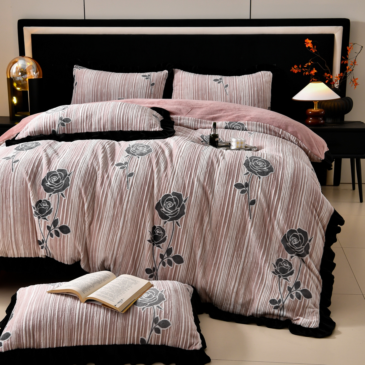 91家纺网 家纺一手货源 找家纺 梦之星 2025新款雕花绒赫本风牛奶绒花边四件套  加厚8.5斤 花边玫瑰-粉