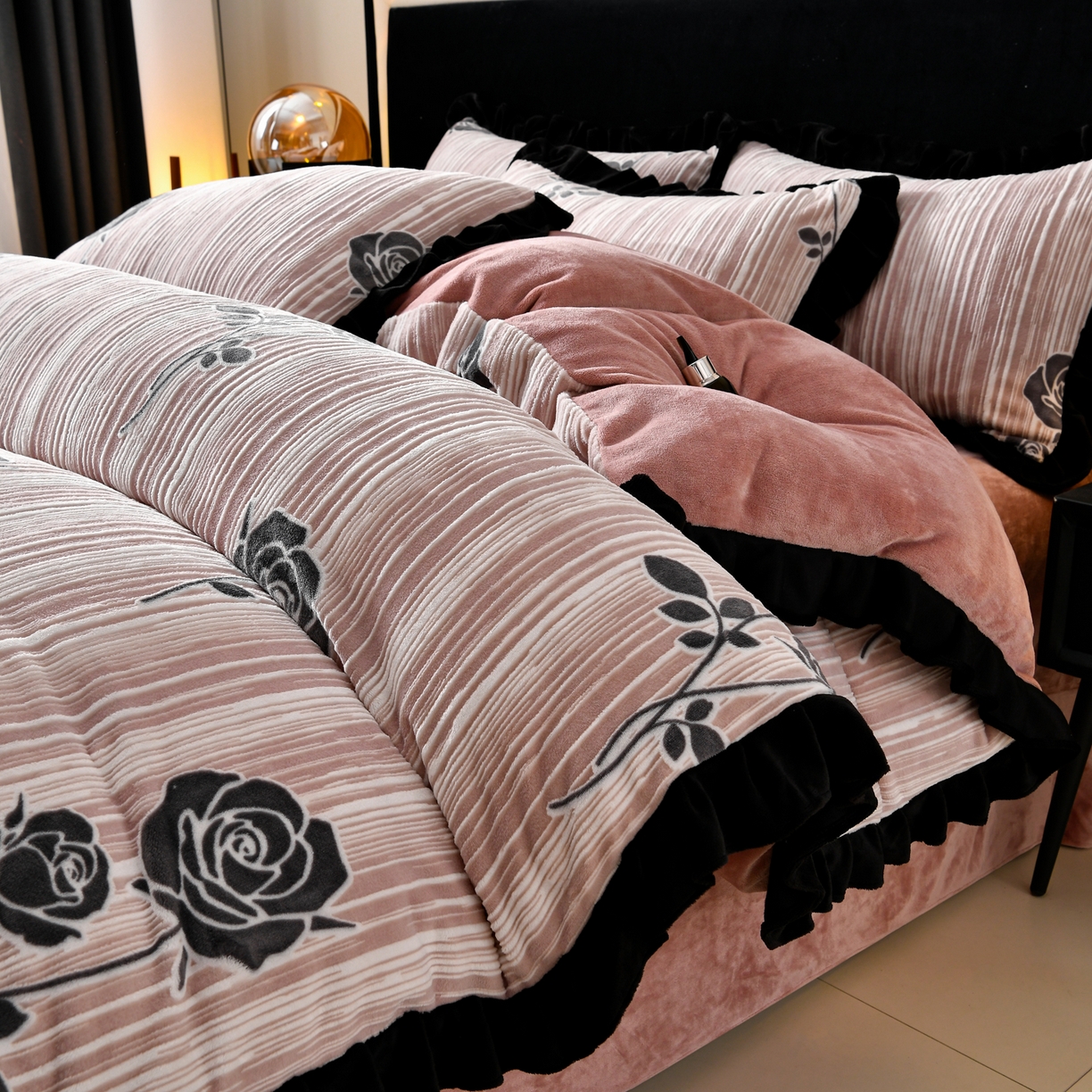 91家纺网 家纺一手货源 找家纺 梦之星 2025新款雕花绒赫本风牛奶绒花边四件套  加厚8.5斤 花边玫瑰-粉