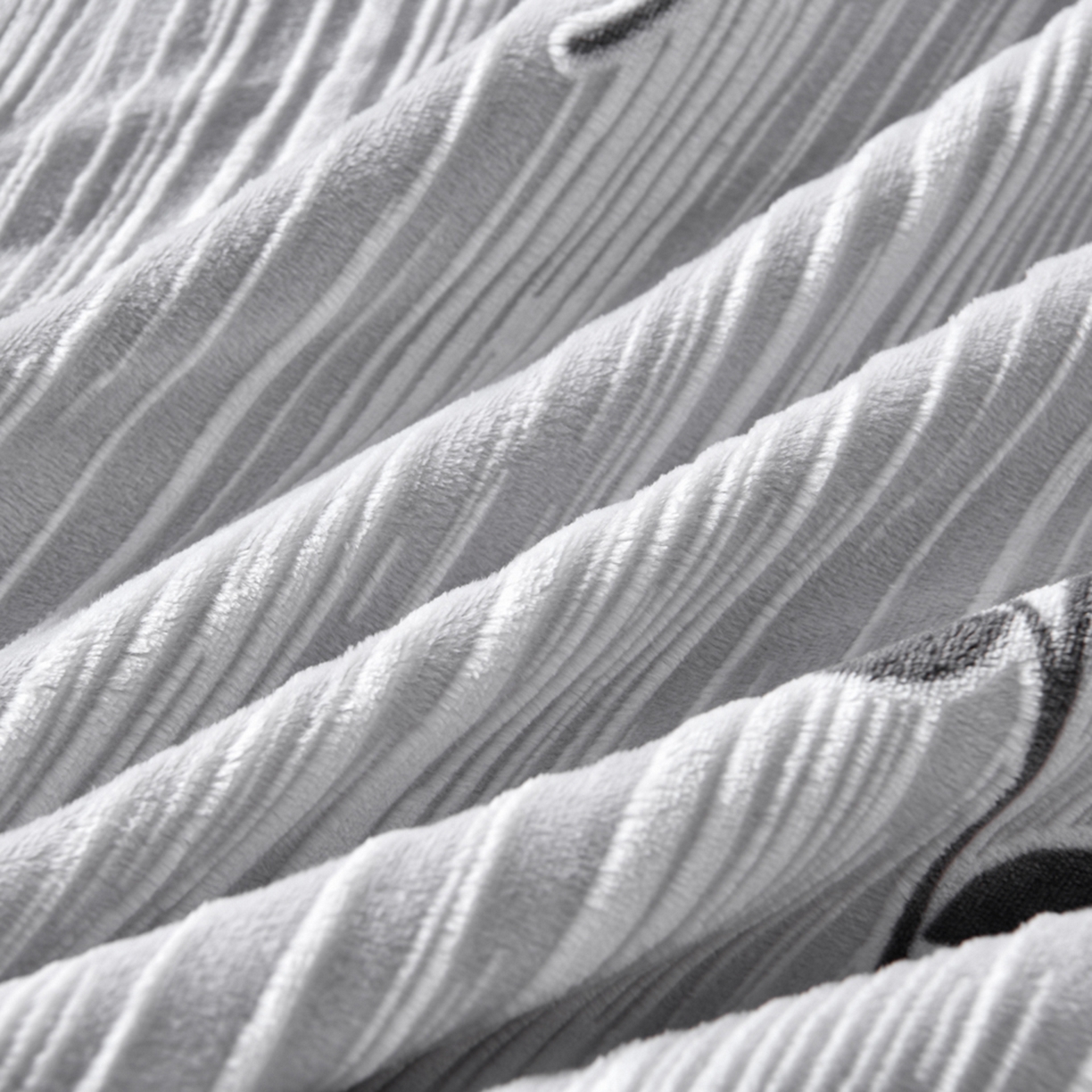 91家纺网 家纺一手货源 找家纺 梦之星 2025新款雕花绒赫本风牛奶绒花边四件套  加厚8.5斤 花边玫瑰-灰