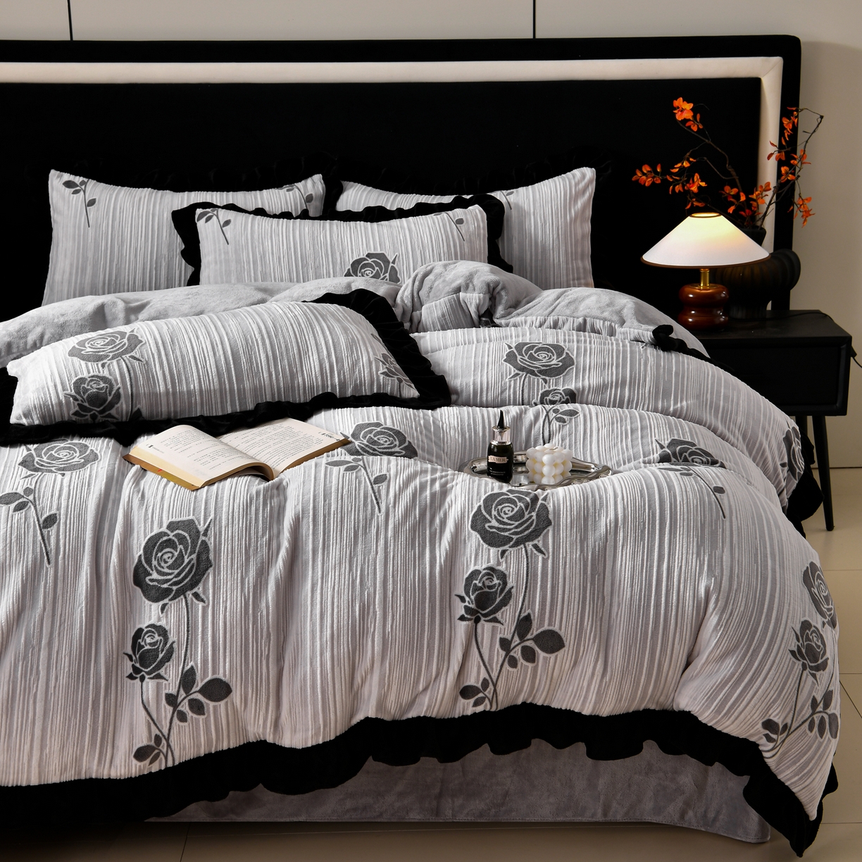 91家纺网 家纺一手货源 找家纺 梦之星 2025新款雕花绒赫本风牛奶绒花边四件套  加厚8.5斤 花边玫瑰-灰