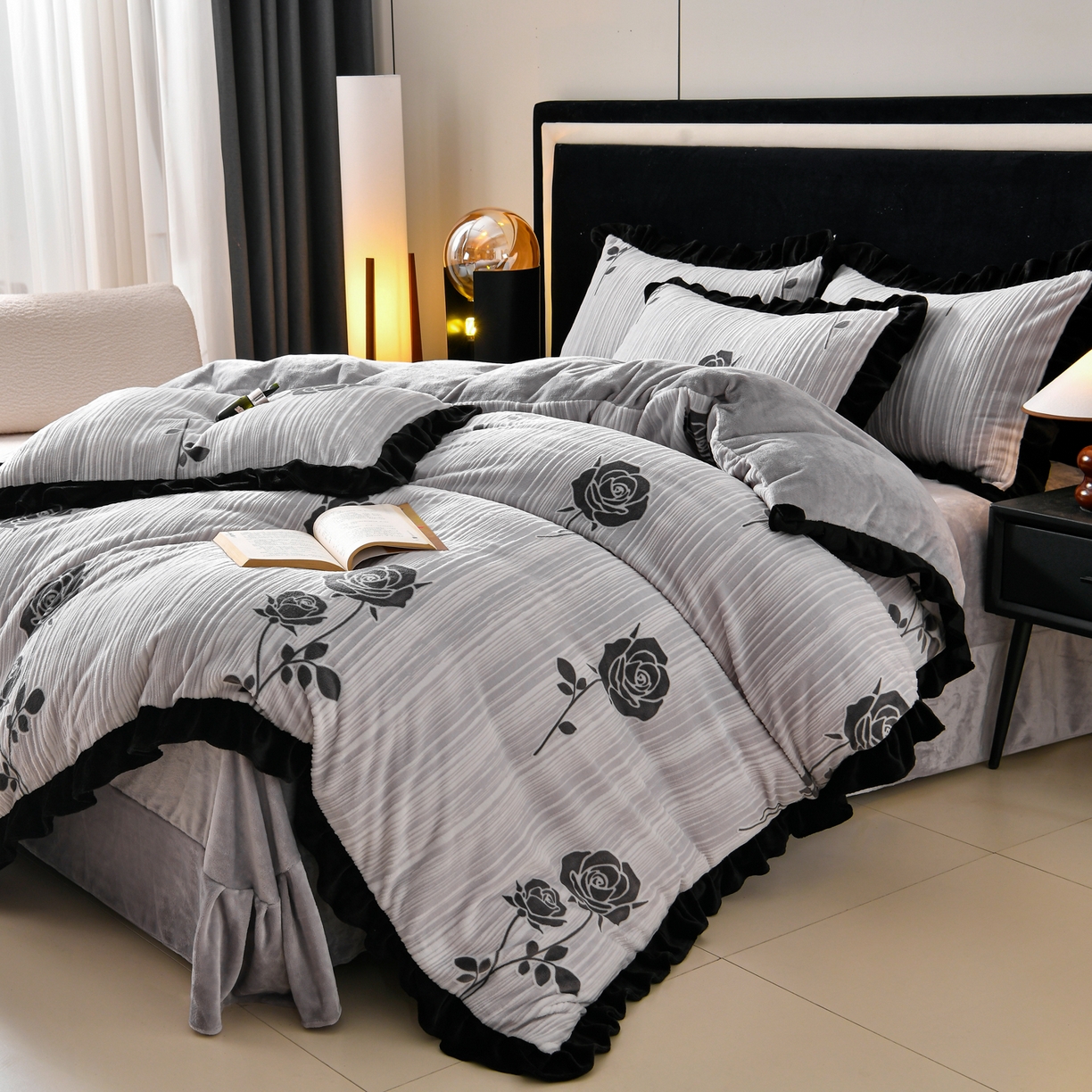 91家纺网 家纺一手货源 找家纺 梦之星 2025新款雕花绒赫本风牛奶绒花边四件套  加厚8.5斤 花边玫瑰-灰