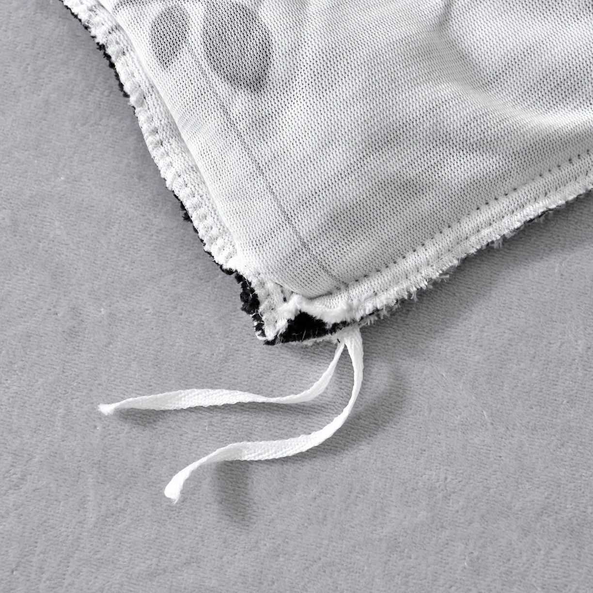 91家纺网 家纺一手货源 找家纺 梦之星 2025新款雕花绒赫本风牛奶绒花边四件套  加厚8.5斤 花边玫瑰-灰