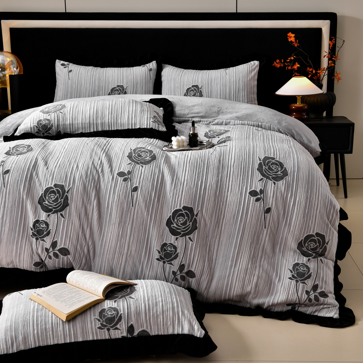 91家纺网 家纺一手货源 找家纺 梦之星 2025新款雕花绒赫本风牛奶绒花边四件套  加厚8.5斤 花边玫瑰-灰