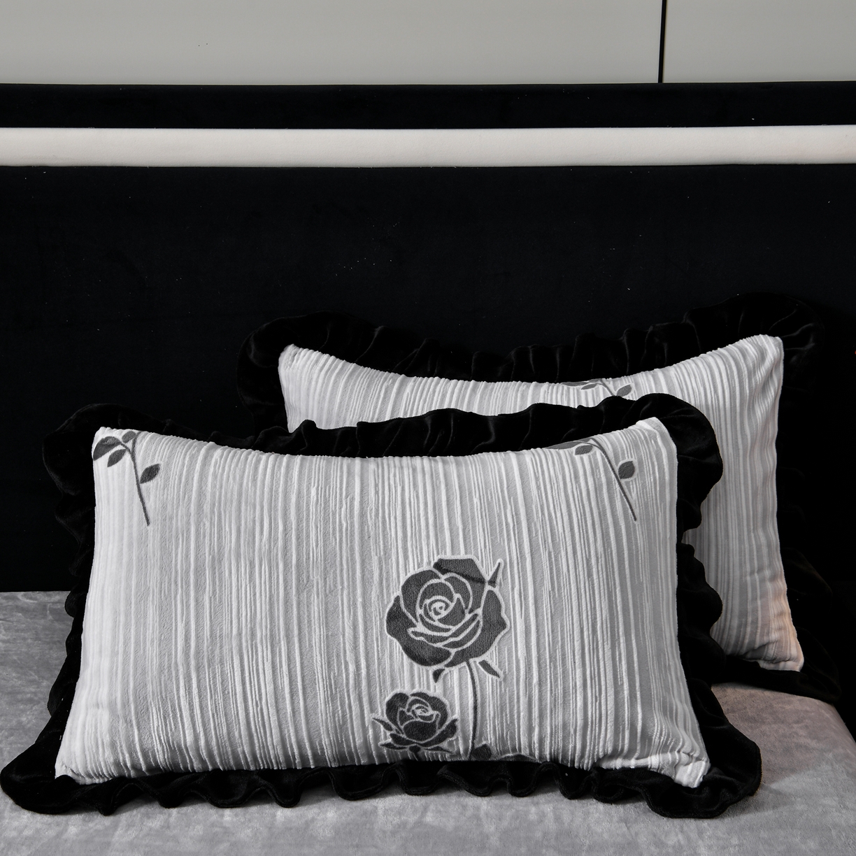 91家纺网 家纺一手货源 找家纺 梦之星 2025新款雕花绒赫本风牛奶绒花边四件套  加厚8.5斤 花边玫瑰-灰