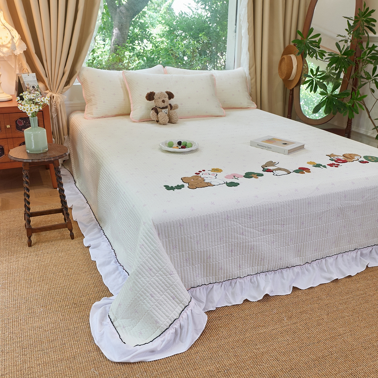 91家纺网 家纺一手货源 找家纺 鑫喜莱家纺 2025新款云朵棉毛巾绣花边款床盖三件套系列 童话森林-粉白