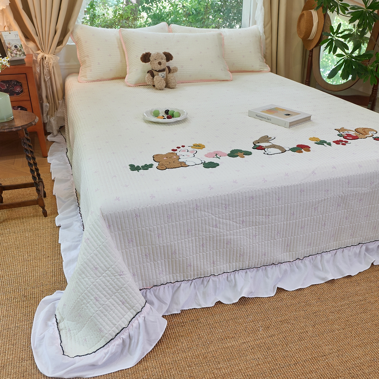 91家纺网 家纺一手货源 找家纺 鑫喜莱家纺 2025新款云朵棉毛巾绣花边款床盖三件套系列 童话森林-粉白