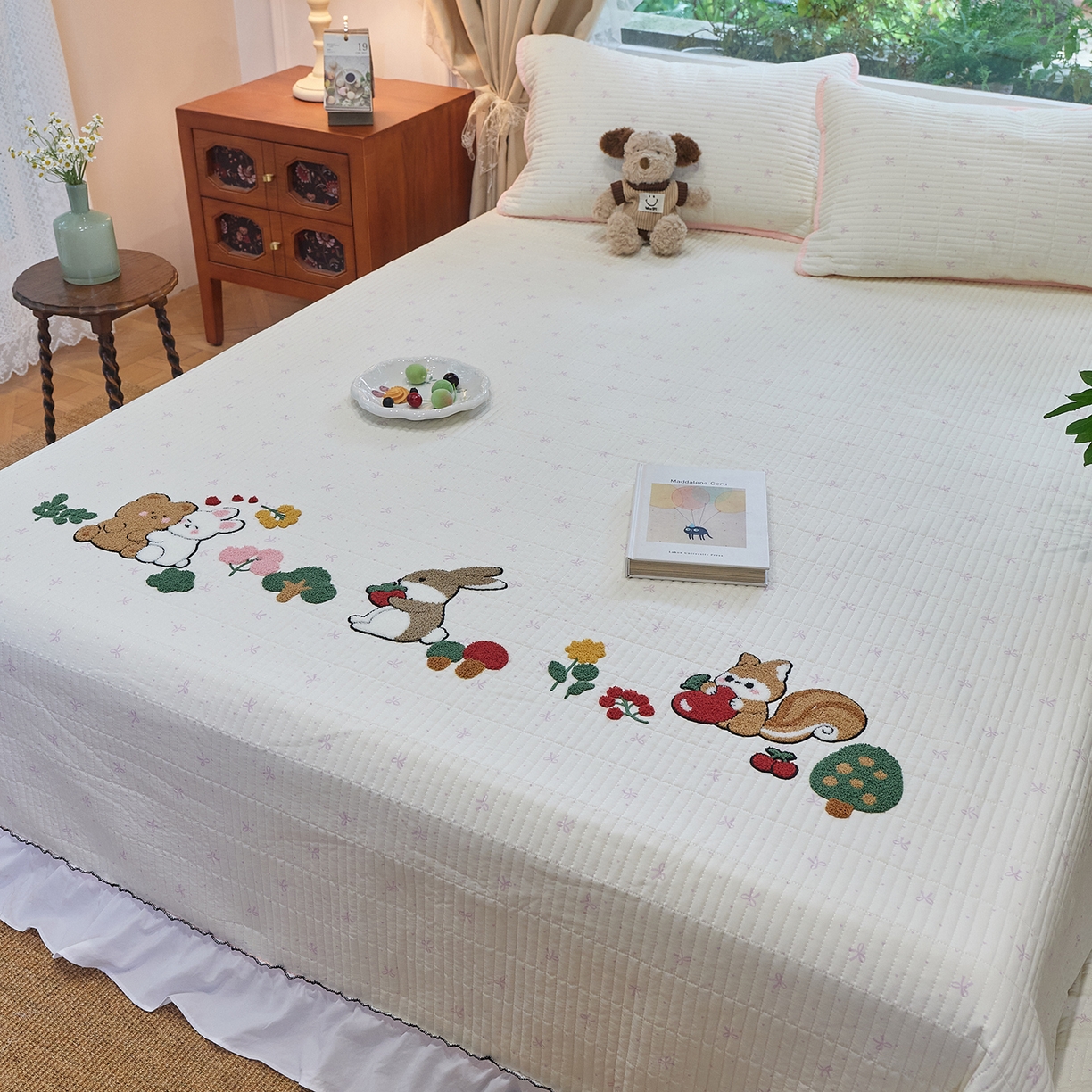 91家纺网 家纺一手货源 找家纺 鑫喜莱家纺 2025新款云朵棉毛巾绣花边款床盖三件套系列 童话森林-粉白