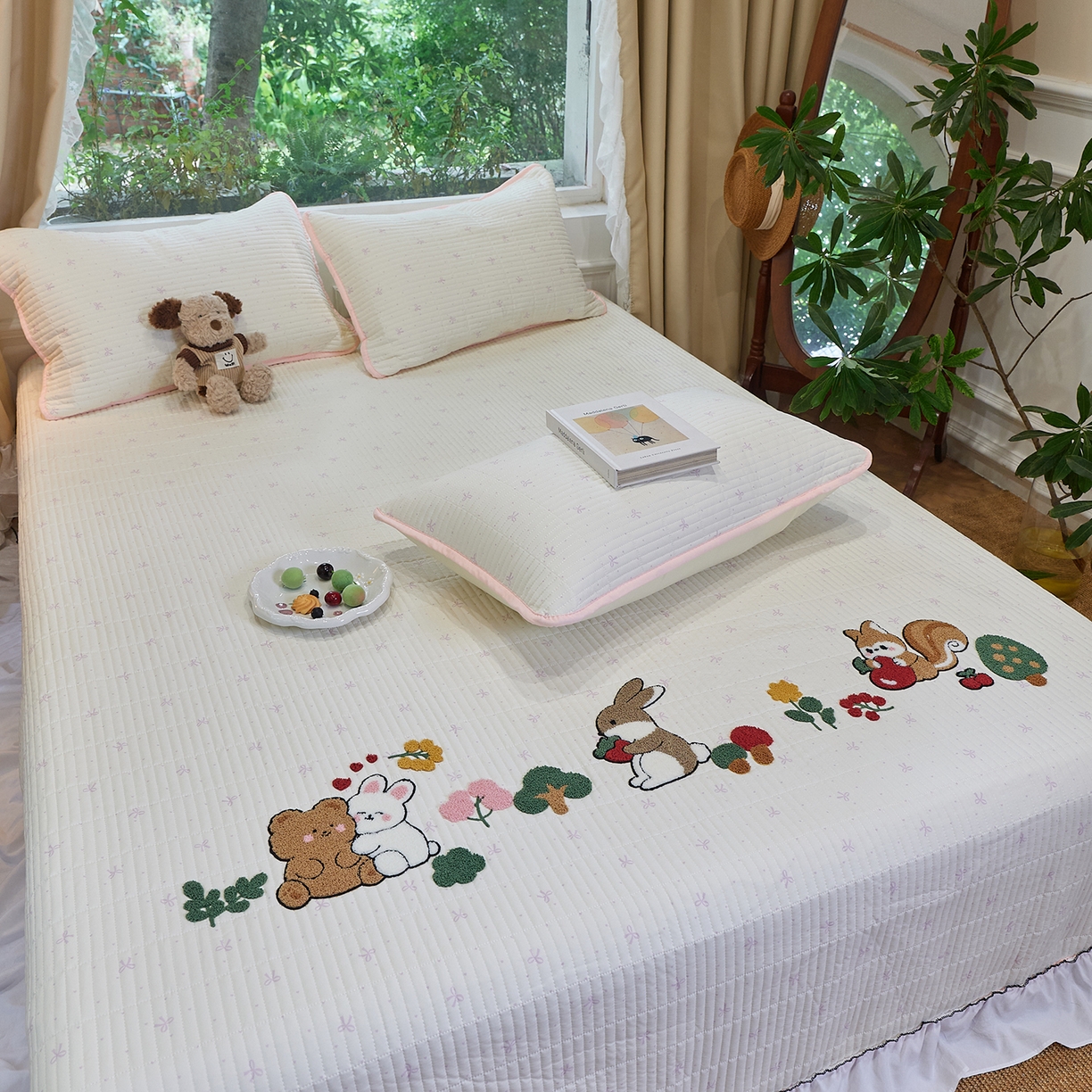 91家纺网 家纺一手货源 找家纺 鑫喜莱家纺 2025新款云朵棉毛巾绣花边款床盖三件套系列 童话森林-粉白