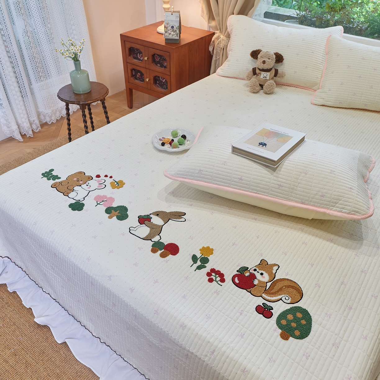 91家纺网 家纺一手货源 找家纺 鑫喜莱家纺 2025新款云朵棉毛巾绣花边款床盖三件套系列 童话森林-粉白