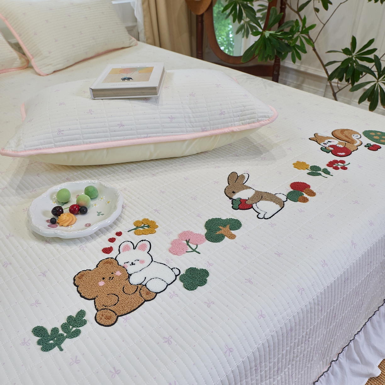 91家纺网 家纺一手货源 找家纺 鑫喜莱家纺 2025新款云朵棉毛巾绣花边款床盖三件套系列 童话森林-粉白