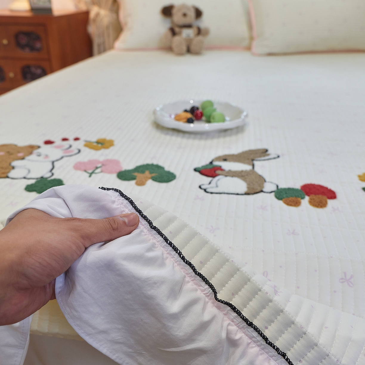 91家纺网 家纺一手货源 找家纺 鑫喜莱家纺 2025新款云朵棉毛巾绣花边款床盖三件套系列 童话森林-粉白