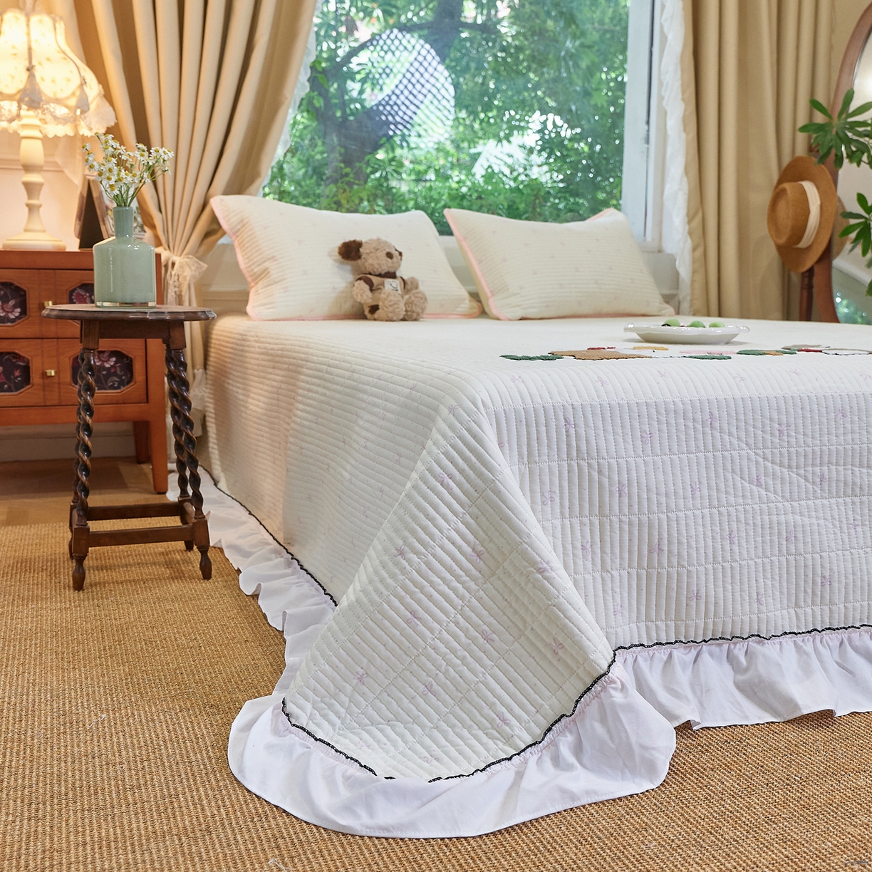 91家纺网 家纺一手货源 找家纺 鑫喜莱家纺 2025新款云朵棉毛巾绣花边款床盖三件套系列 童话森林-粉白