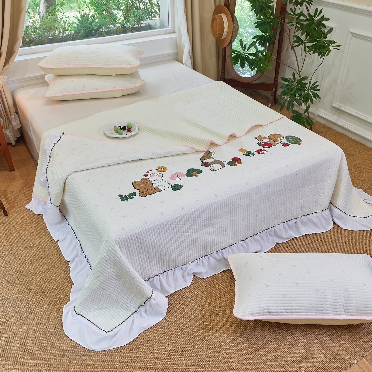 91家纺网 家纺一手货源 找家纺 鑫喜莱家纺 2025新款云朵棉毛巾绣花边款床盖三件套系列 童话森林-粉白