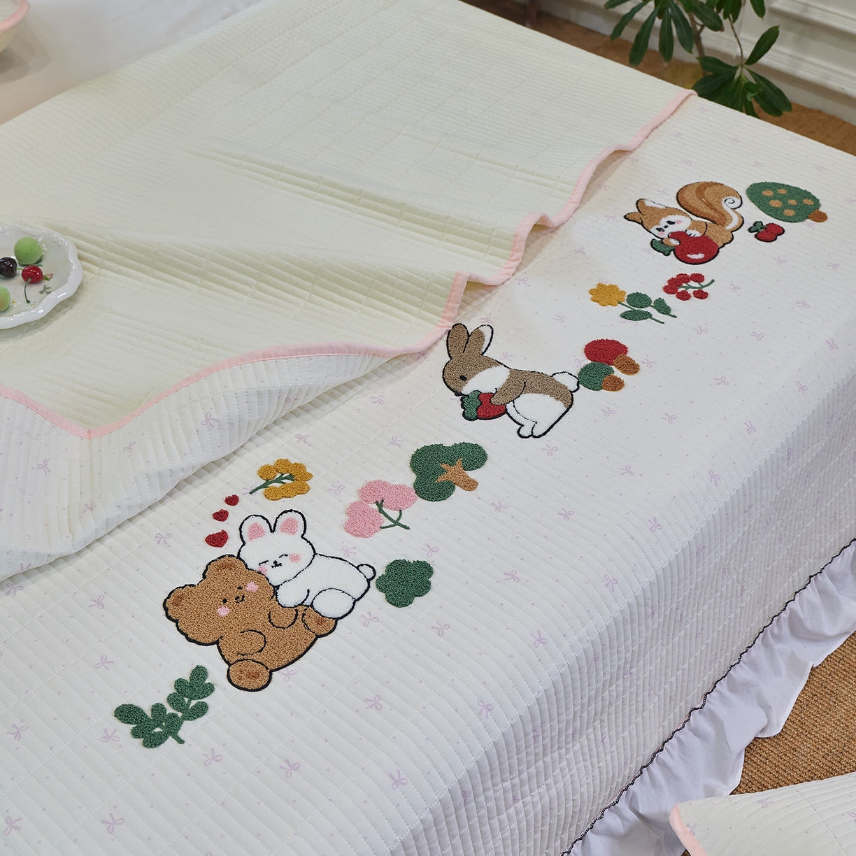 91家纺网 家纺一手货源 找家纺 鑫喜莱家纺 2025新款云朵棉毛巾绣花边款床盖三件套系列 童话森林-粉白