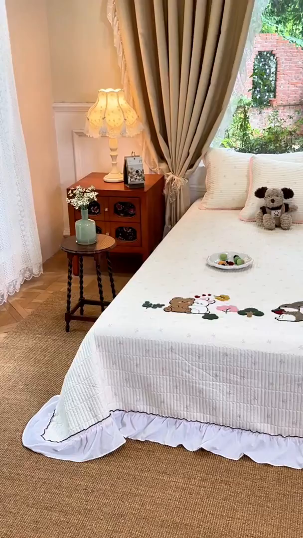 91家纺网 家纺一手货源 找家纺 鑫喜莱家纺 2025新款云朵棉毛巾绣花边款床盖三件套系列 童话森林-粉白