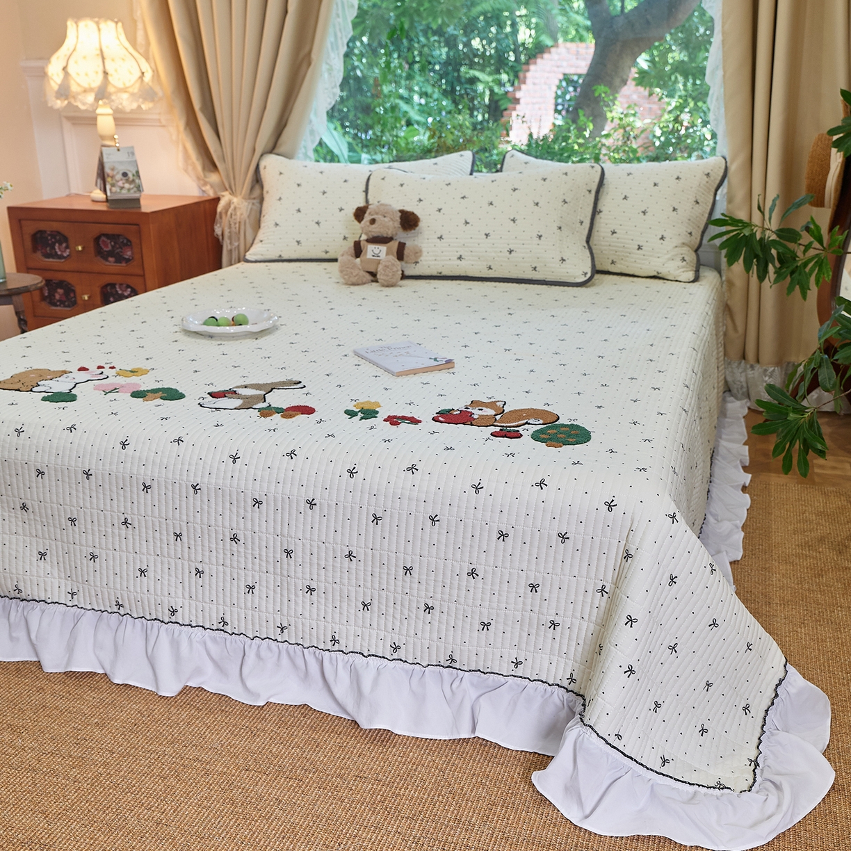 91家纺网 家纺一手货源 找家纺 鑫喜莱家纺 2025新款云朵棉毛巾绣花边款床盖三件套系列 童话森林-黑白