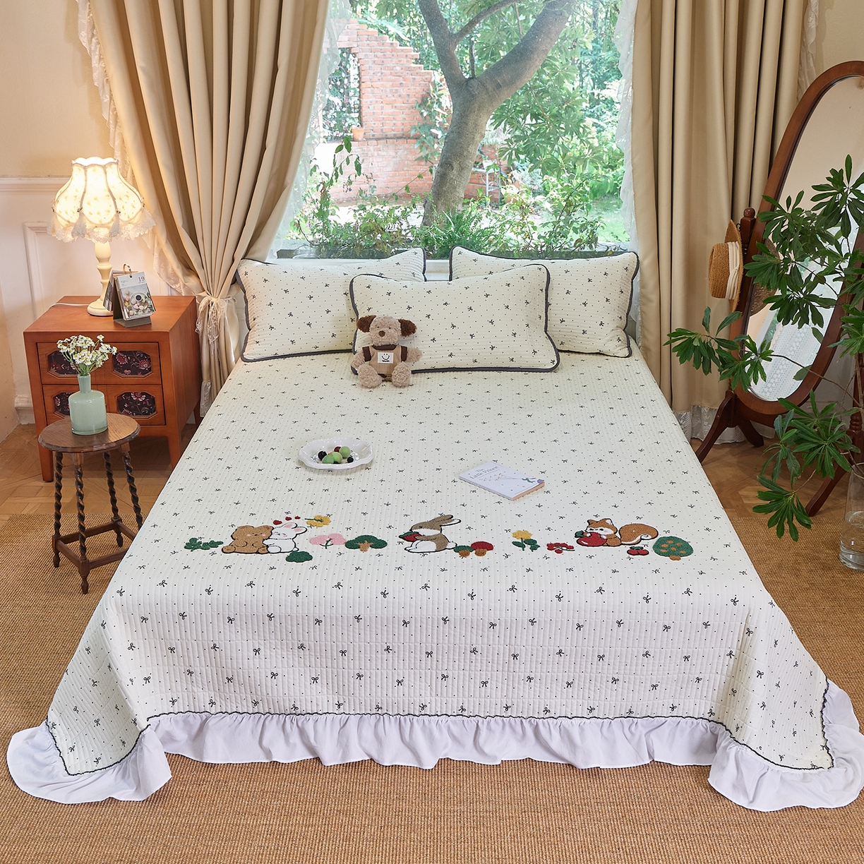 91家纺网 家纺一手货源 找家纺 鑫喜莱家纺 2025新款云朵棉毛巾绣花边款床盖三件套系列 童话森林-黑白