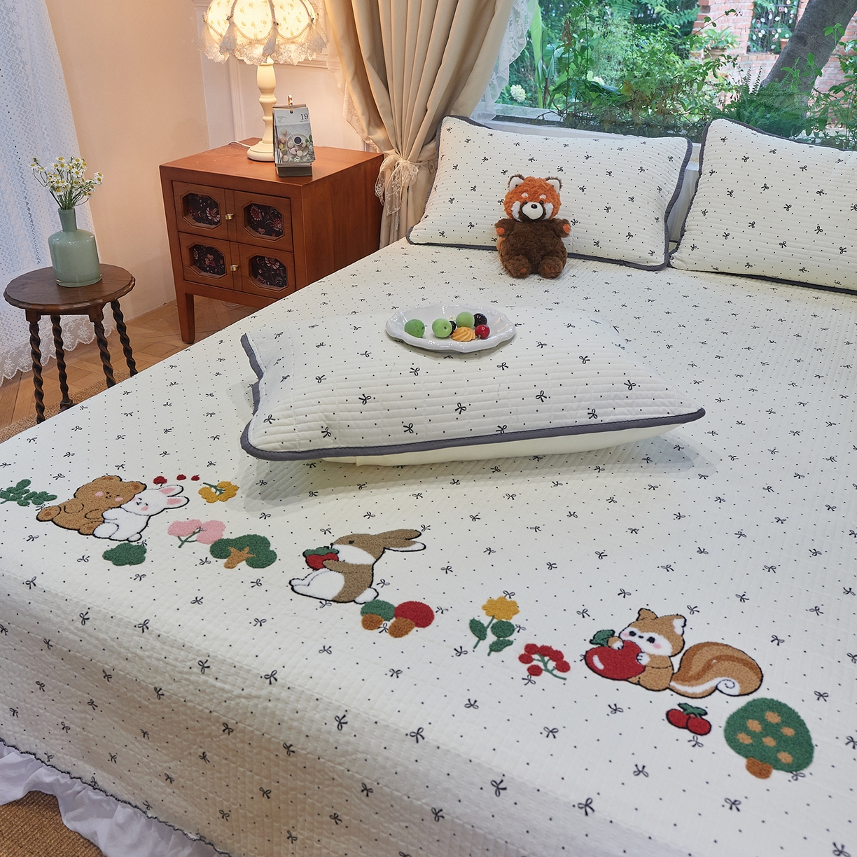 91家纺网 家纺一手货源 找家纺 鑫喜莱家纺 2025新款云朵棉毛巾绣花边款床盖三件套系列 童话森林-黑白