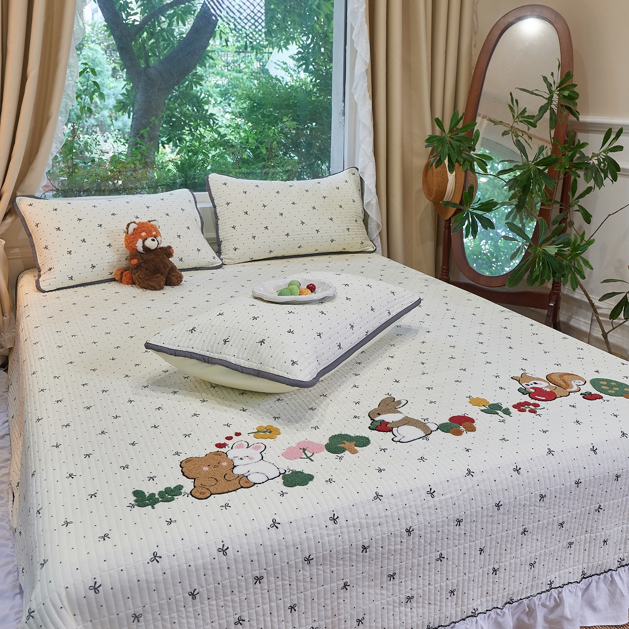 91家纺网 家纺一手货源 找家纺 鑫喜莱家纺 2025新款云朵棉毛巾绣花边款床盖三件套系列 童话森林-黑白