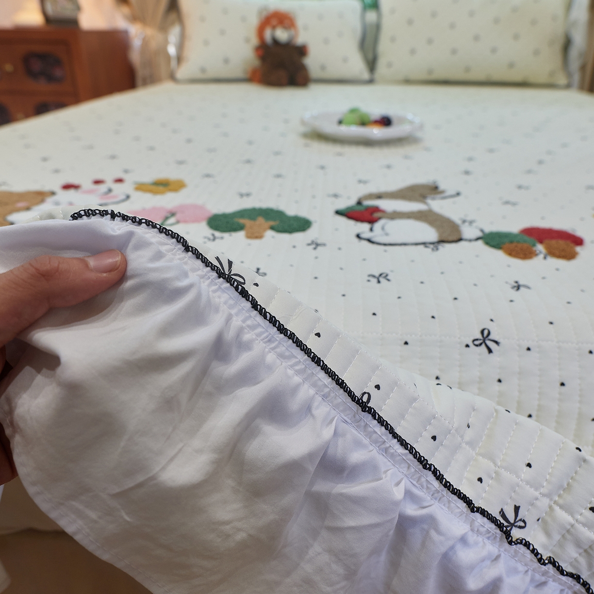 91家纺网 家纺一手货源 找家纺 鑫喜莱家纺 2025新款云朵棉毛巾绣花边款床盖三件套系列 童话森林-黑白