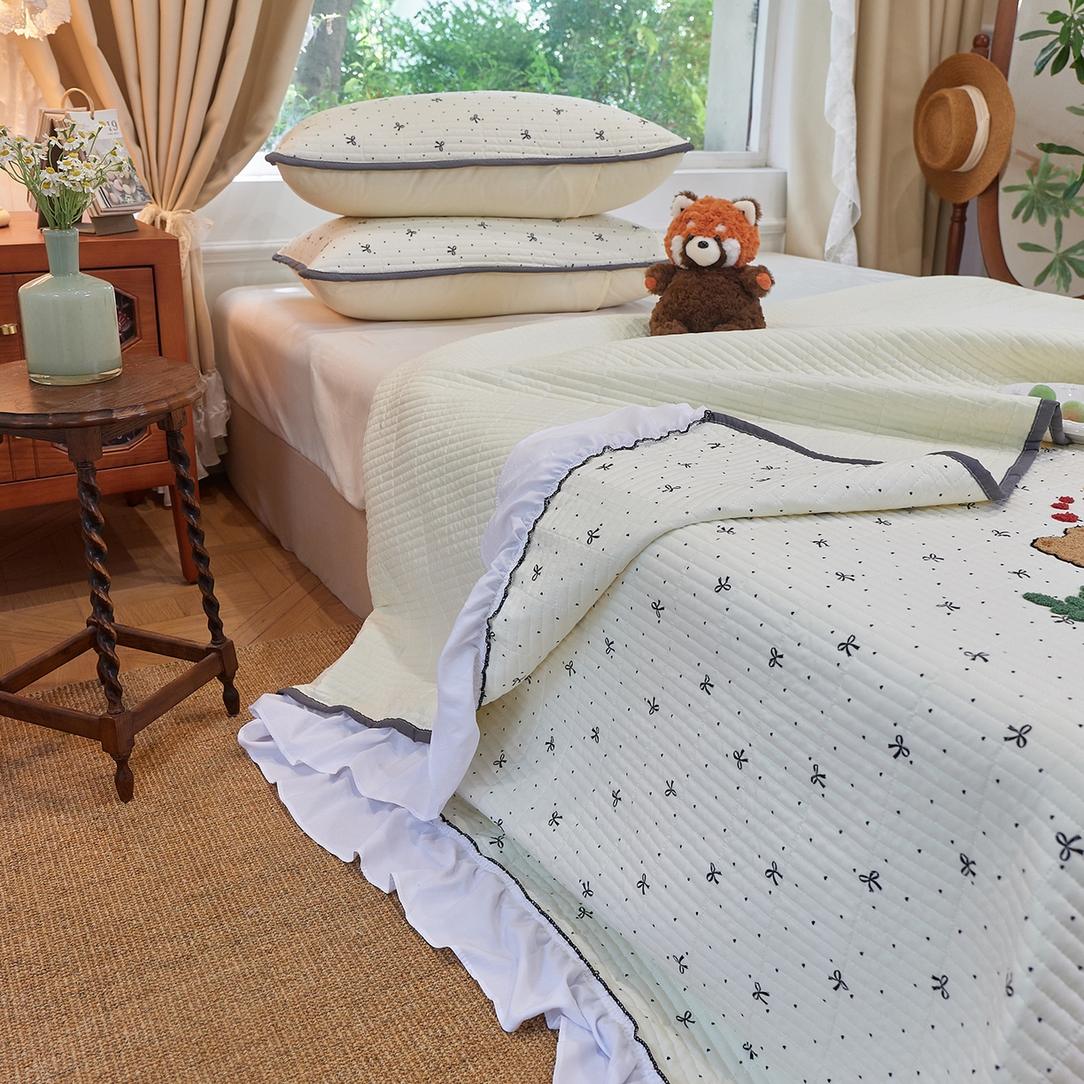 91家纺网 家纺一手货源 找家纺 鑫喜莱家纺 2025新款云朵棉毛巾绣花边款床盖三件套系列 童话森林-黑白