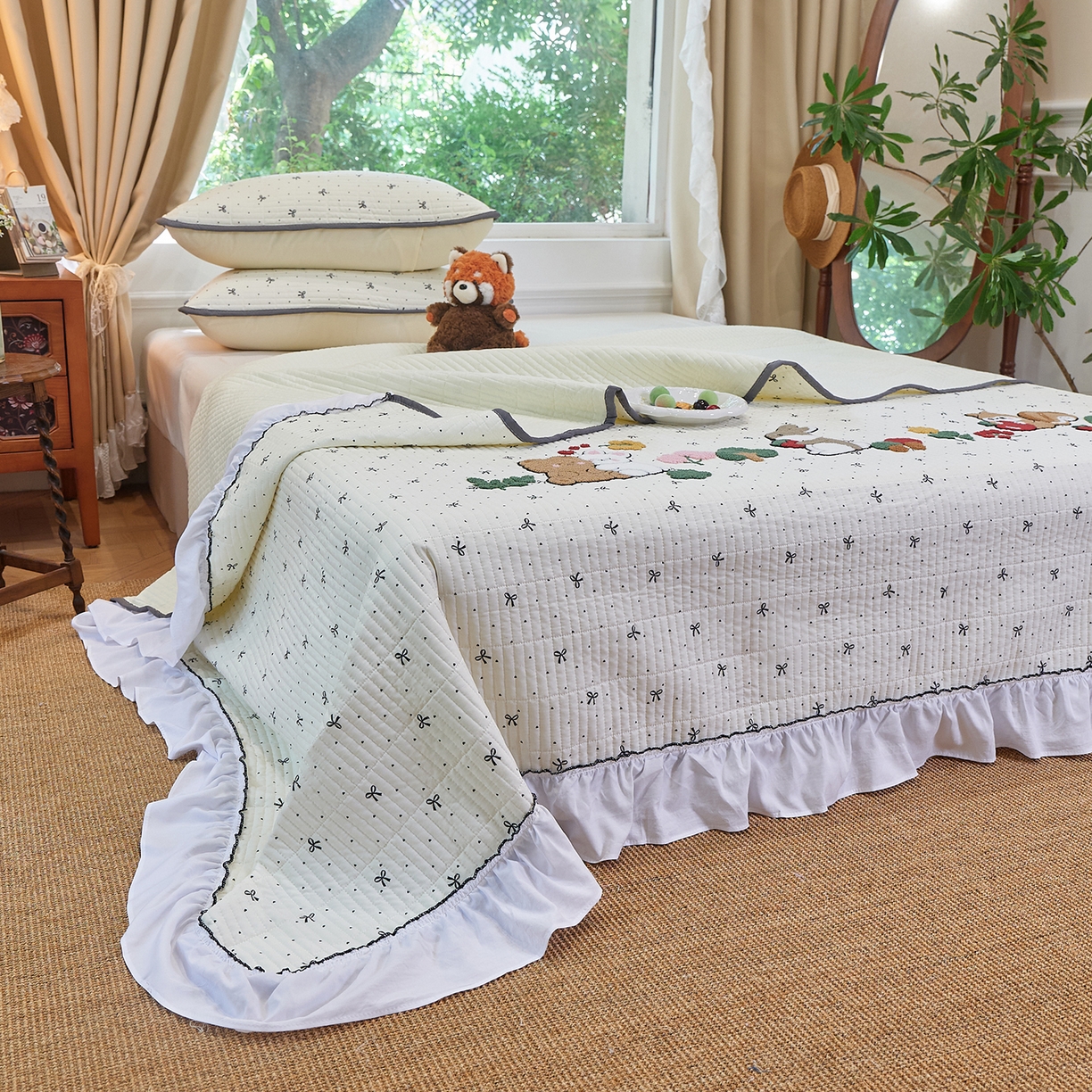 91家纺网 家纺一手货源 找家纺 鑫喜莱家纺 2025新款云朵棉毛巾绣花边款床盖三件套系列 童话森林-黑白