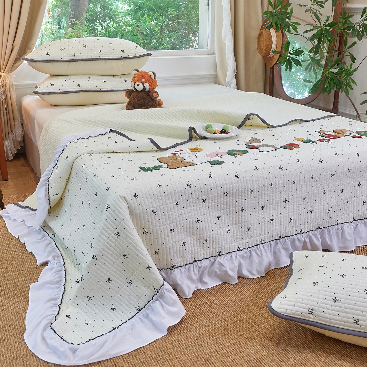 91家纺网 家纺一手货源 找家纺 鑫喜莱家纺 2025新款云朵棉毛巾绣花边款床盖三件套系列 童话森林-黑白